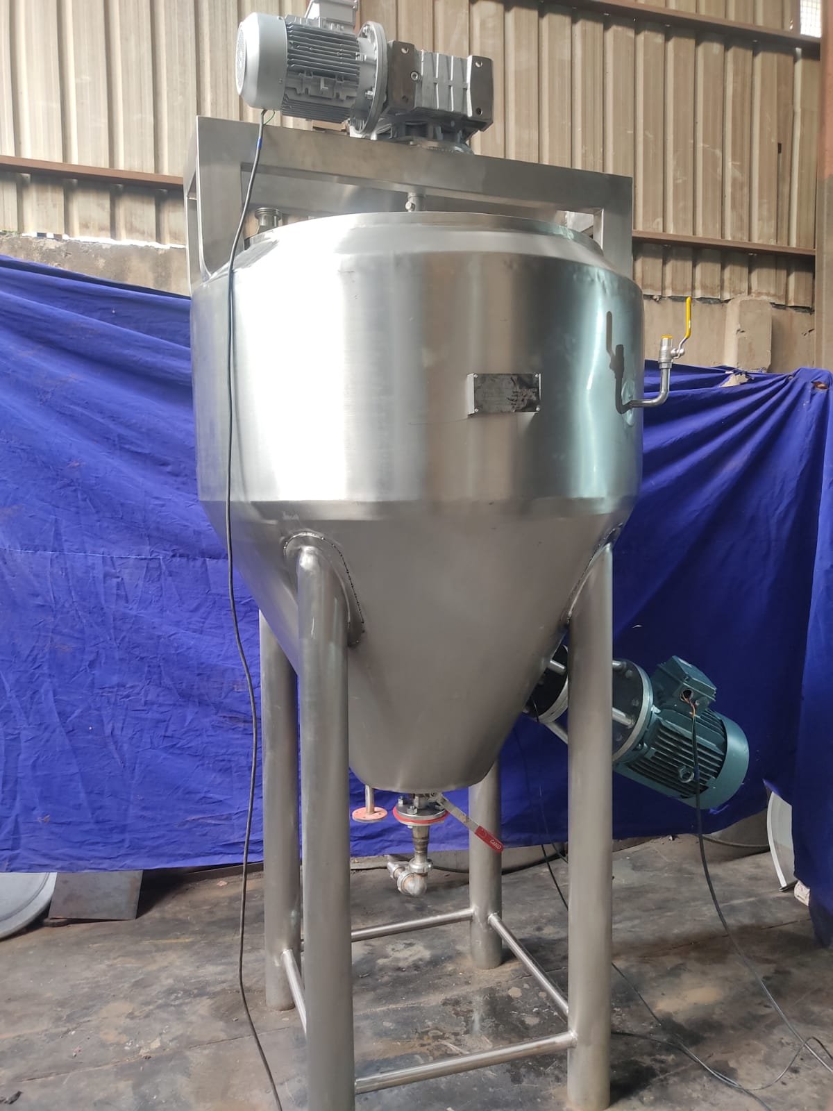 Mixing Tank with Agitator